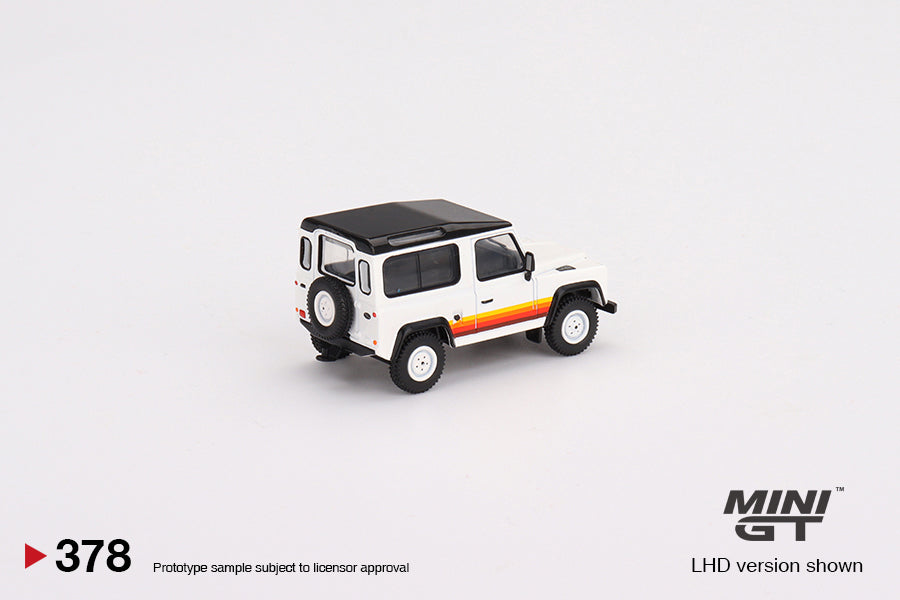Land Rover Defender 90 Wagon – 1:64 – White s prugama i crnim krovom – Mini GT