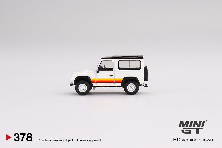 Land Rover Defender 90 Wagon – 1:64 – White s prugama i crnim krovom – Mini GT