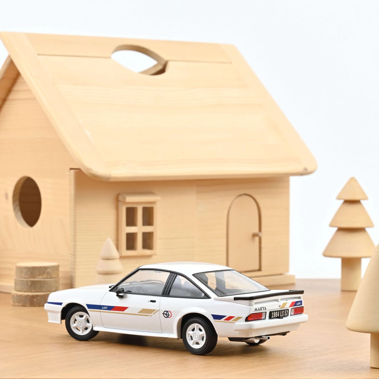 Opel Manta Guy Fréquelin – 1984 – White – 1:18 – Norev