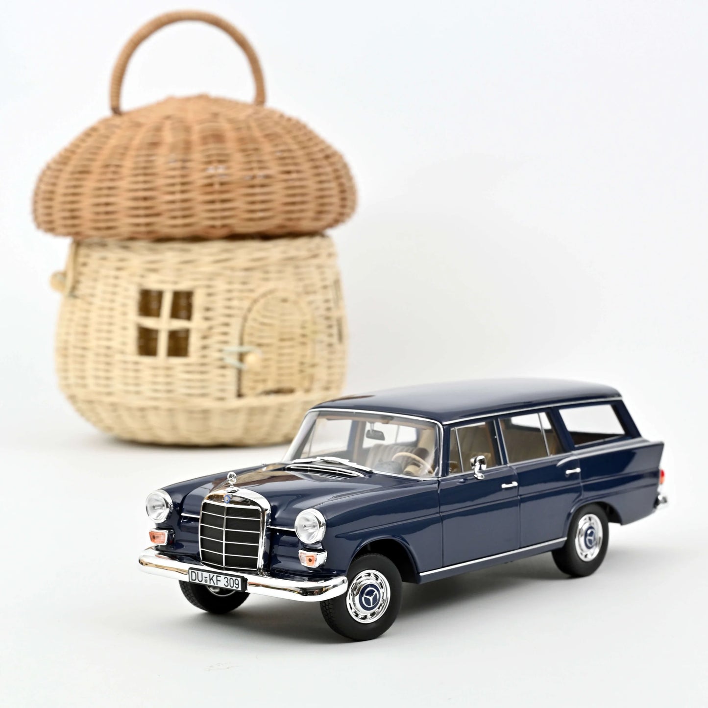 Mercedes-Benz 200 Universal 1966 Dark Blue – Norev