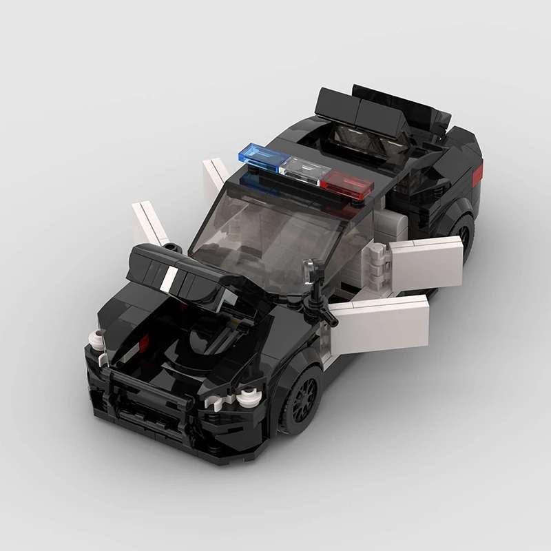 BMW M5 Police autić – pogled odozgo sa otvorenim vratima i preciznim detaljima.