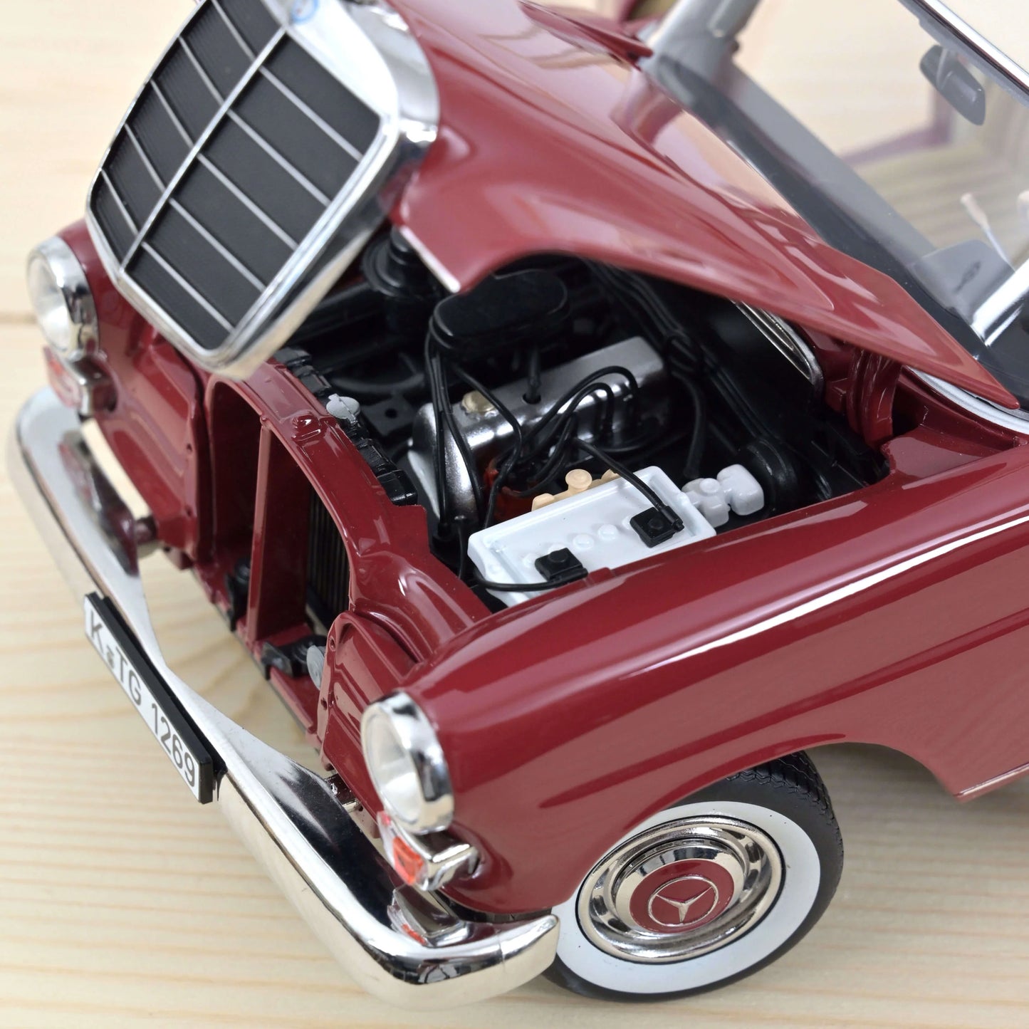 Mercedes‑Benz 200 1966 – Crvena – Die‑Cast Norev