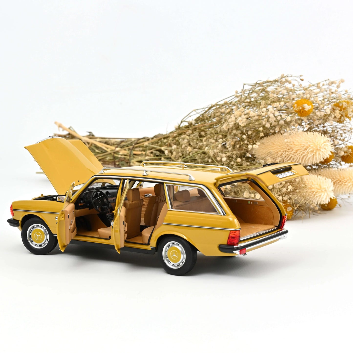 Mercedes‑Benz 200 T (S123) 1982 – Žuta – Die‑Cast Norev