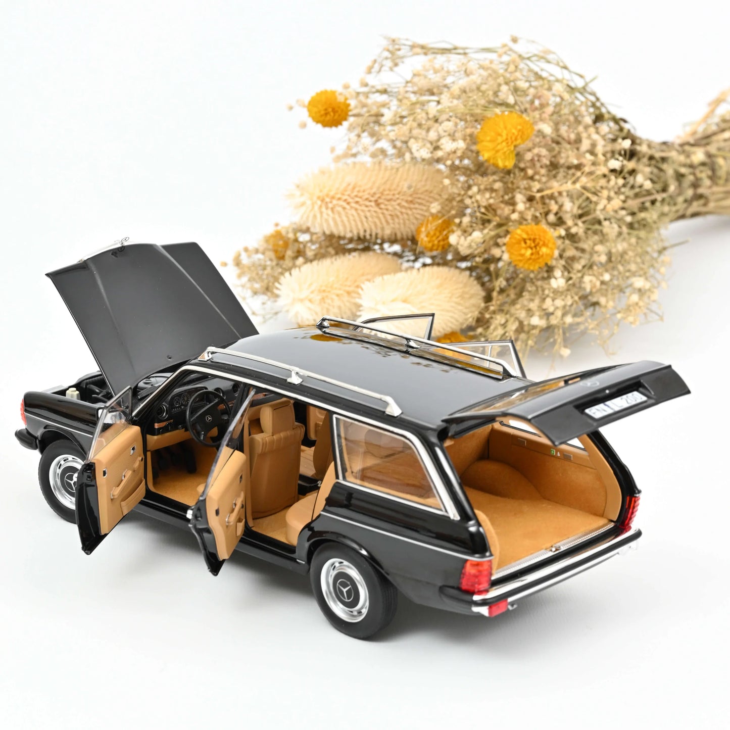 Mercedes‑Benz 200 T 1982 Crna – Die‑Cast Norev