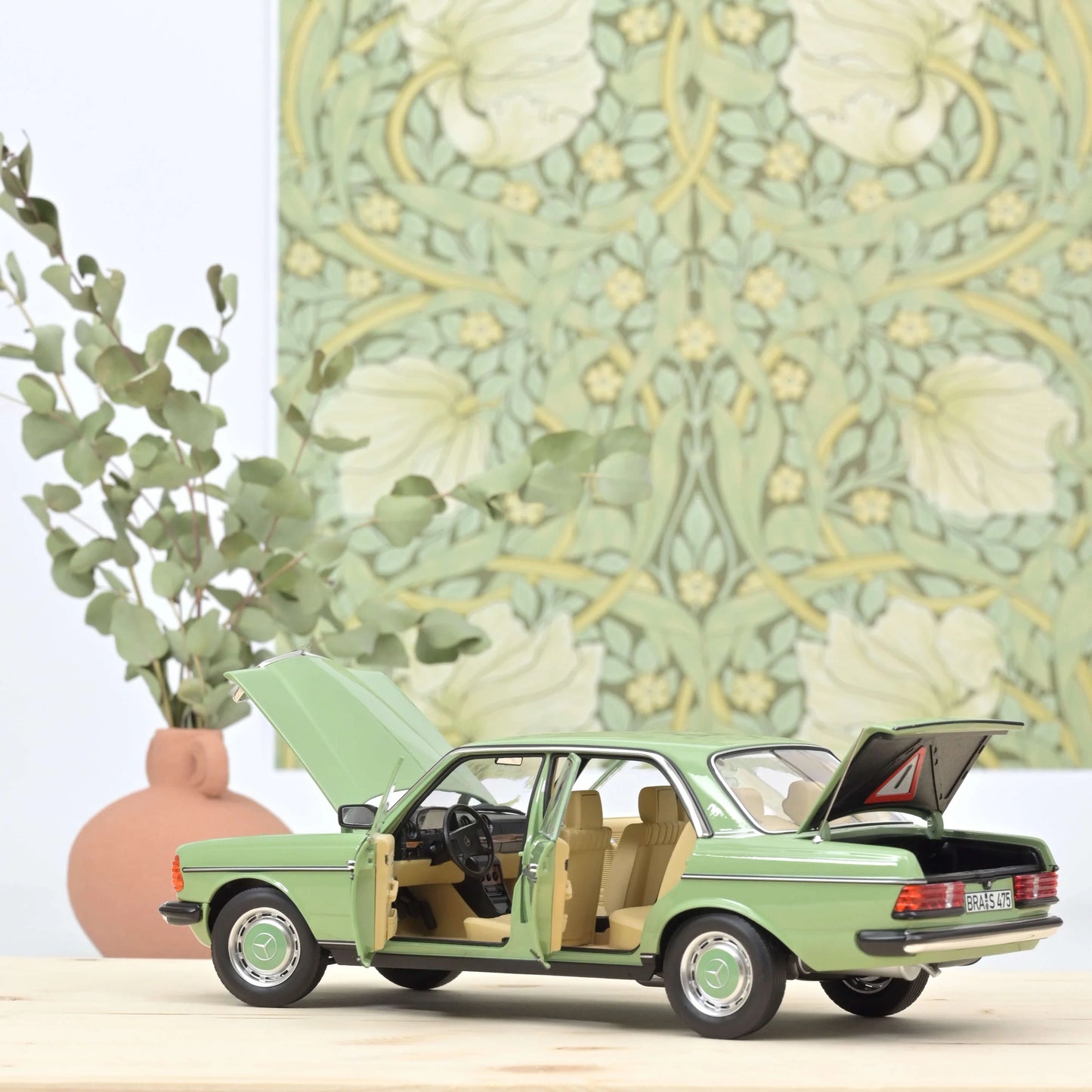 Mercedes-Benz 200 1982 – Light Green – Norev