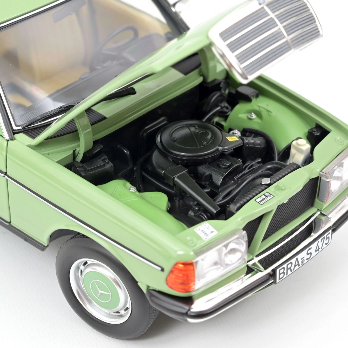 Mercedes-Benz 200 1982 – Light Green – Norev