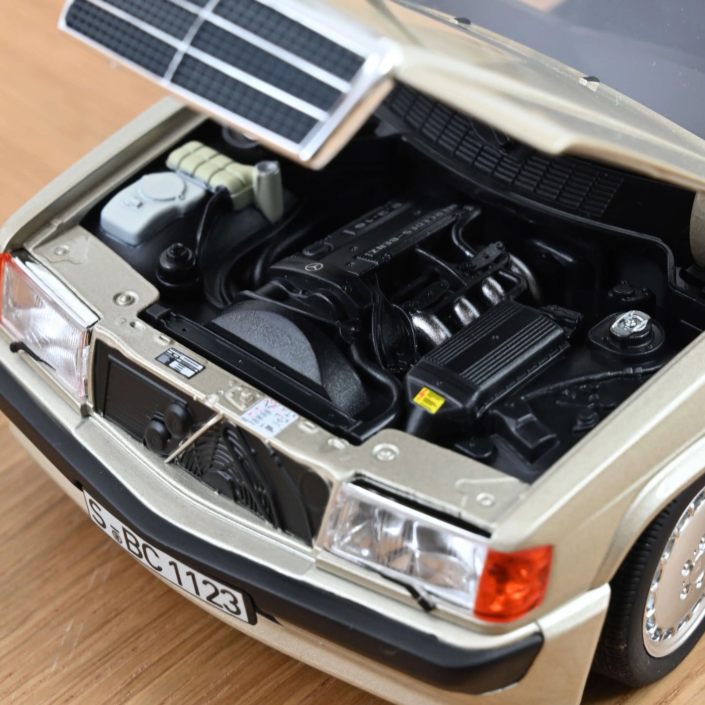 Mercedes-Benz 190 E 2.3-16 – 1984 – Smoke Argent Métallisé – 1:18 – Norev
