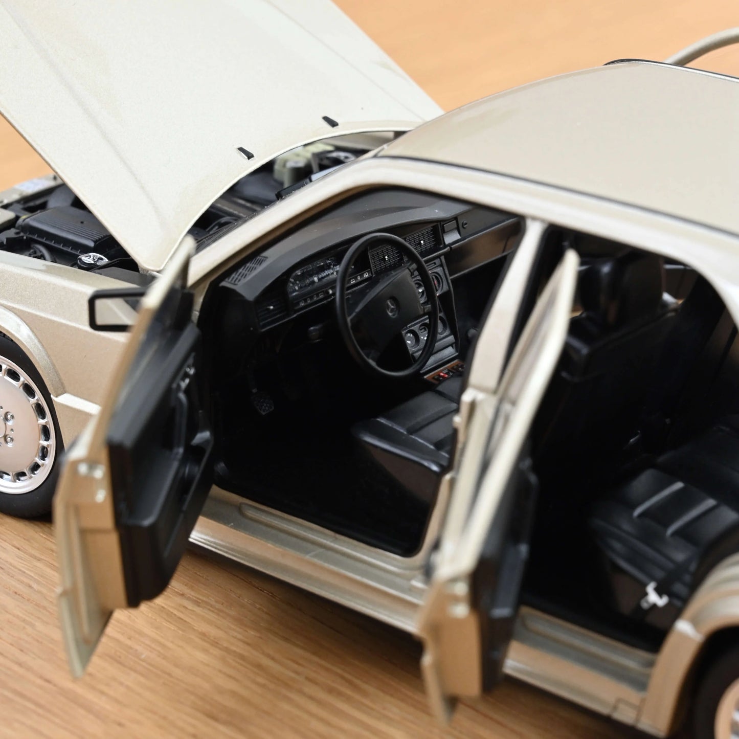 Mercedes-Benz 190 E 2.3-16 – 1984 – Smoke Argent Métallisé – 1:18 – Norev