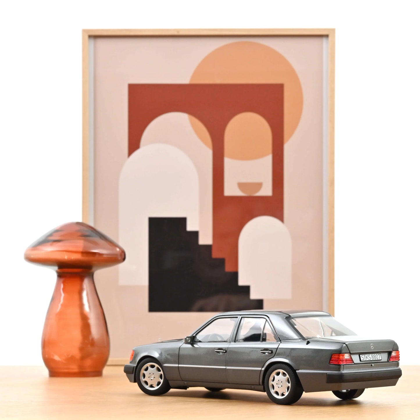 Mercedes-Benz 500 E 1990 – Pearl Grey Metallic – Norev