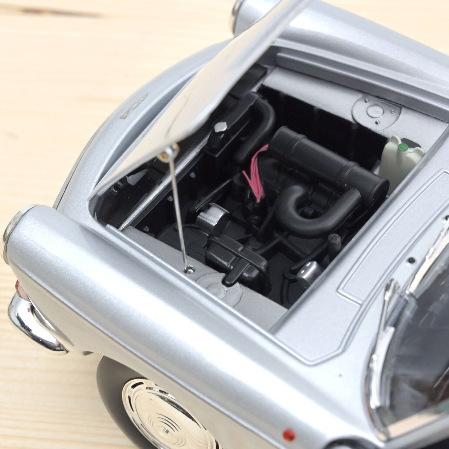 Peugeot 404 Cabriolet 1967 – Silver Metallic – Norev