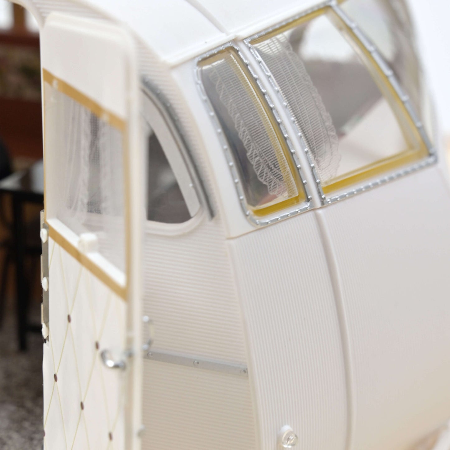 Peugeot 404 Sedan 1965 – Brown Metallic sa kamp-s prikolicom Caravan Hénon – Norev