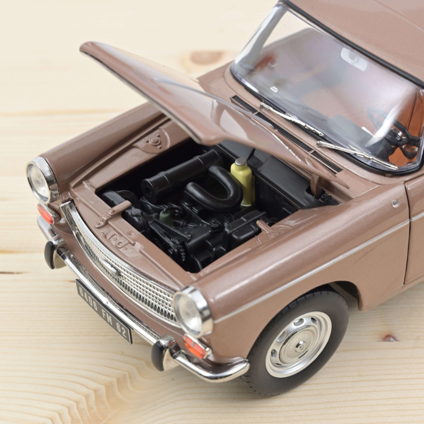 Peugeot 404 Sedan 1965 – Brown Metallic sa kamp-s prikolicom Caravan Hénon – Norev