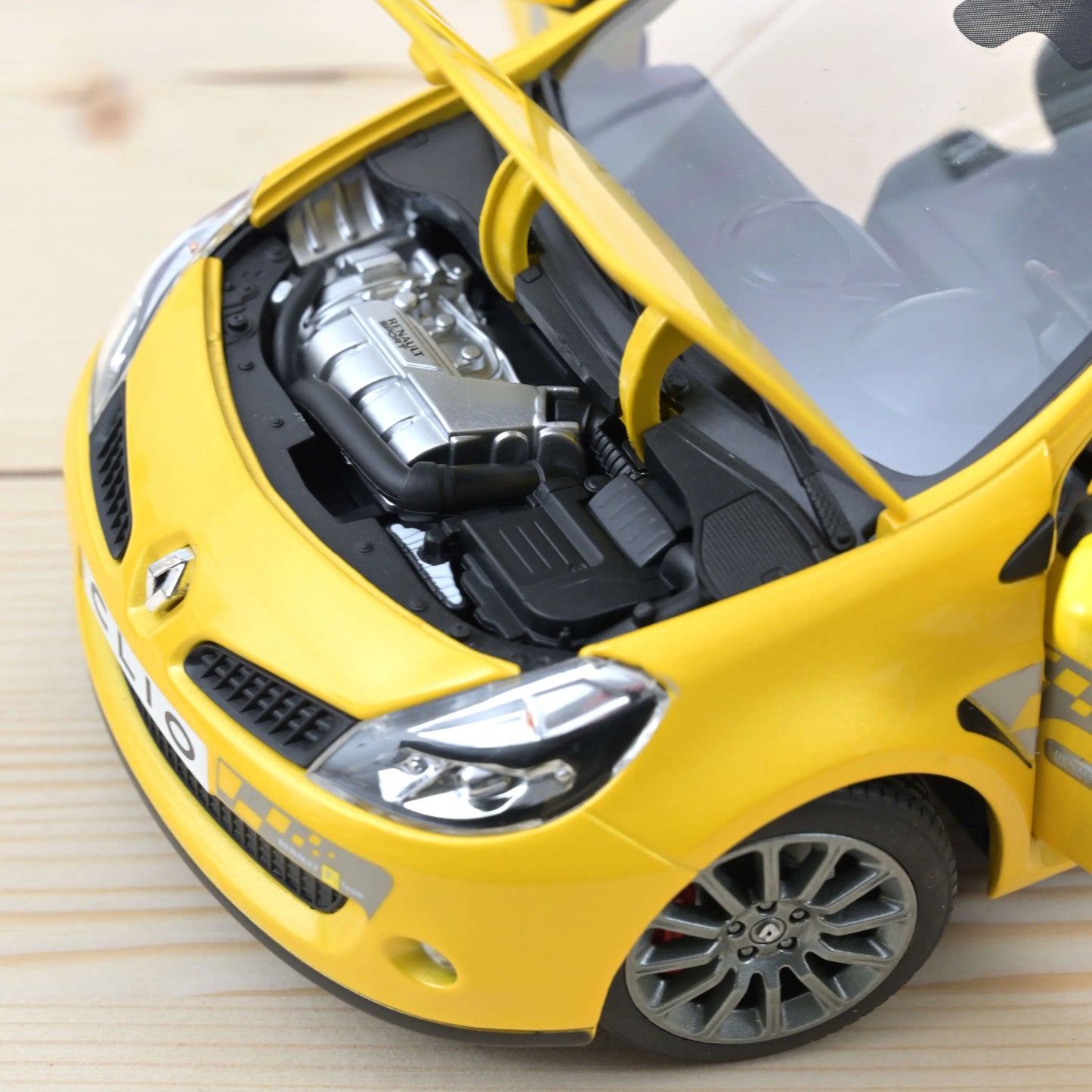 Renault Clio R.S. F1 Team 2007 Sirius Yellow – 1:18 Die‑Cast Norev