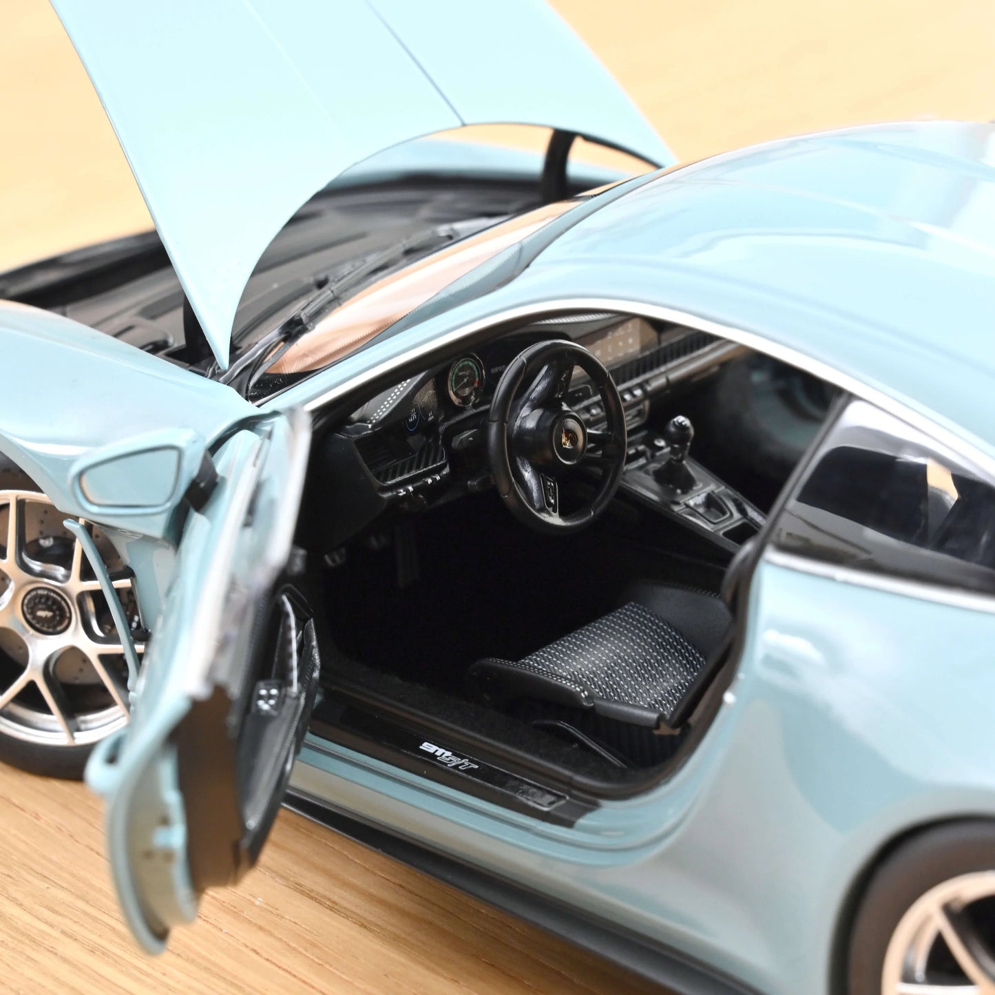 Porsche 911 S/T – 2023 – Bleu Meissen – 1:18 – Norev