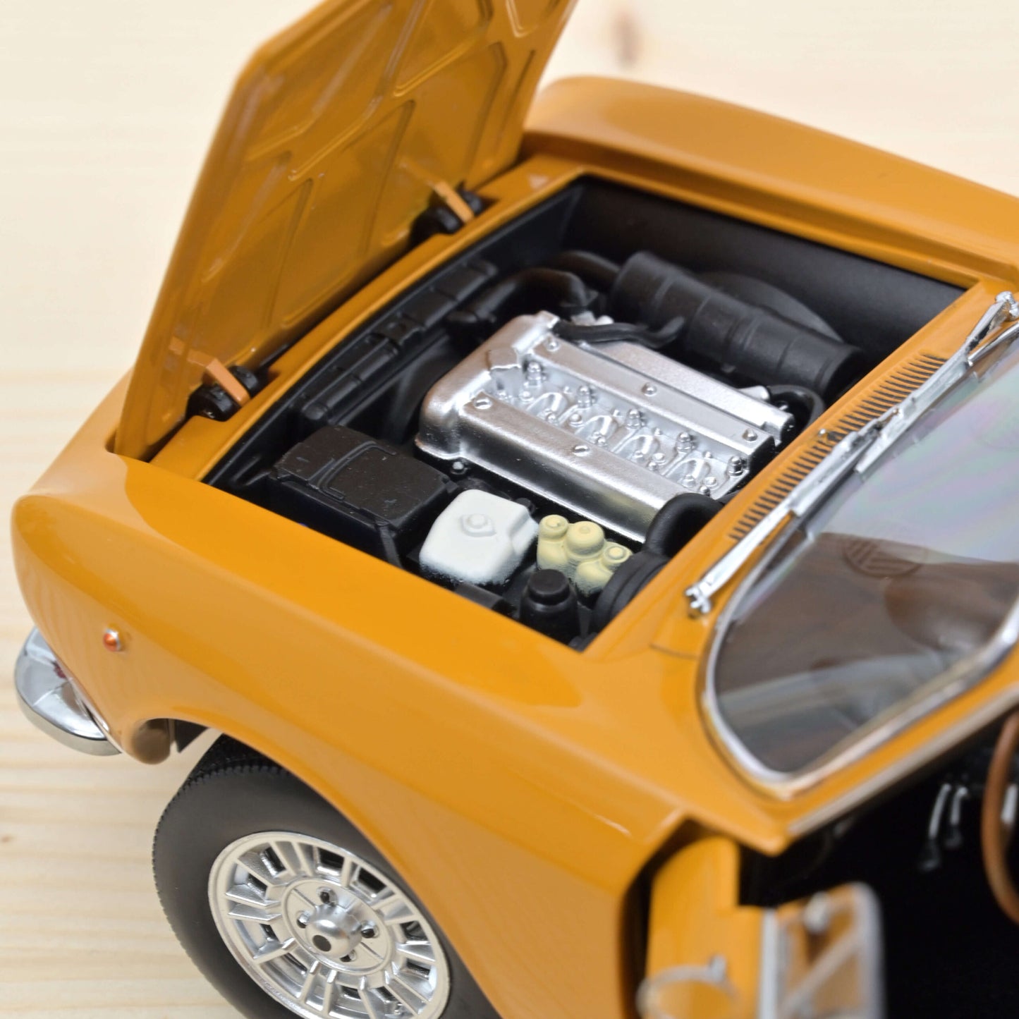 Alfa Romeo 1750 GTV 1970 – Žuta – Norev