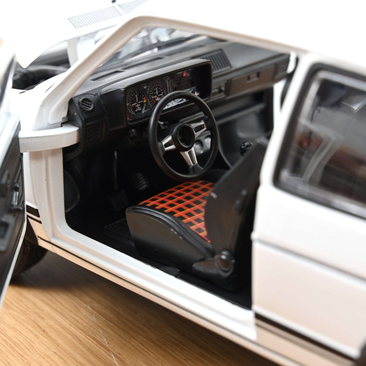 Volkswagen Golf GTI – 1976 – Alpine White – 1:18 – Norev