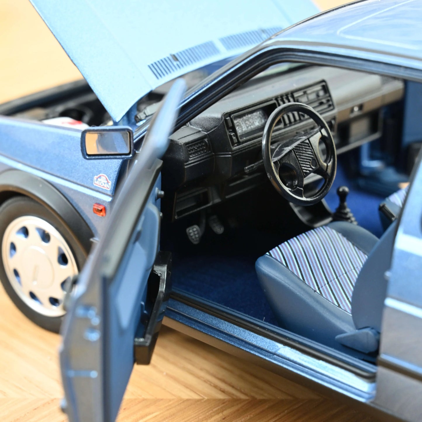 Volkswagen Golf 10 Million – 1988 – Star Blue Metallic – 1:18 – Norev
