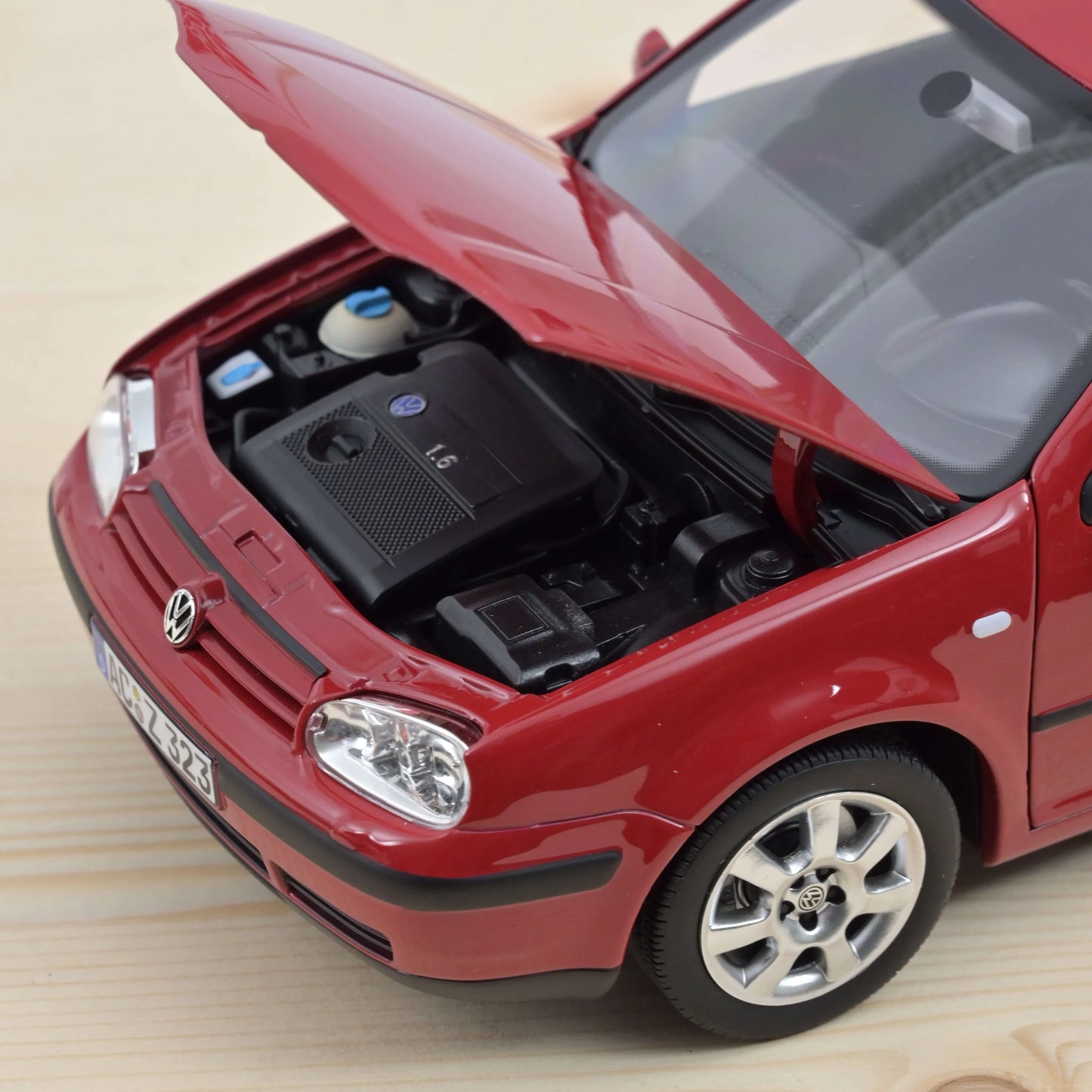 VW Golf 2002 Red 1:18 – Norev