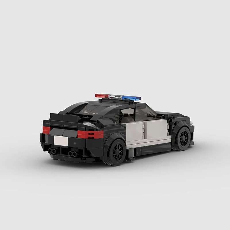 BMW M5 Police autić – pogled na zadnji deo sa detaljnim dizajnom.