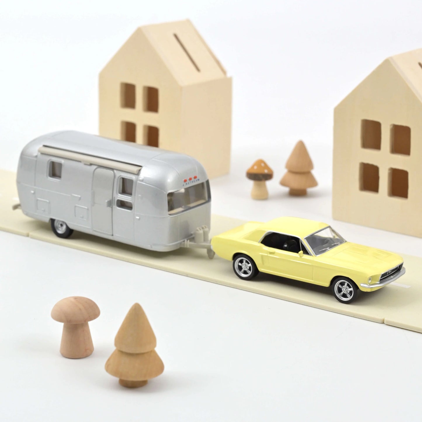 Ford Mustang 1968 Yellow & Airstream Caravan Jet‑Car – Norev