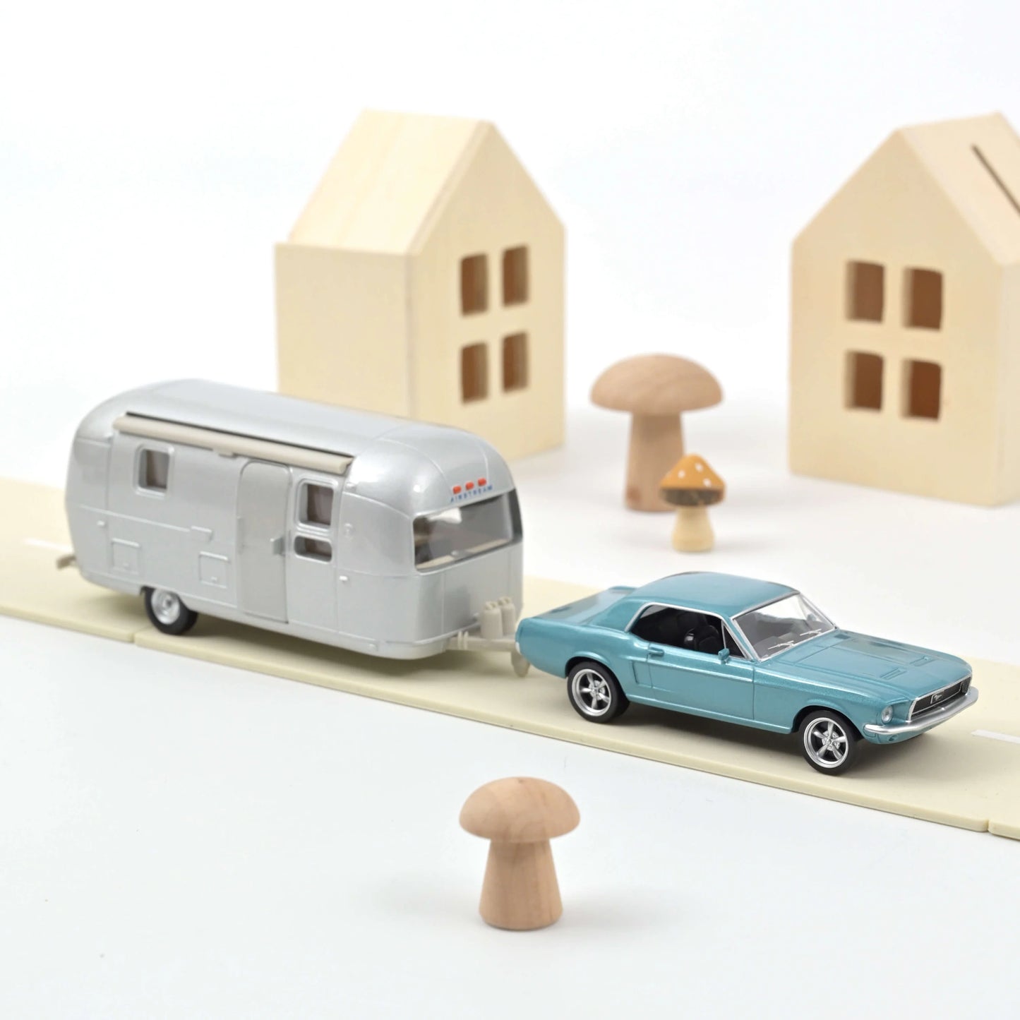 Ford Mustang 1968 Blue Metallic & Airstream Caravan Jet‑Car – Norev