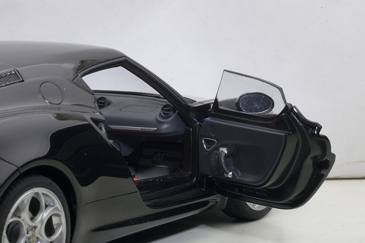 Alfa Romeo 4C – 2013 – Gloss Black – Autoart