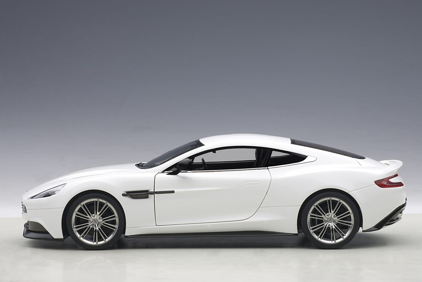 Aston Martin Vanquish – 2015 – Gloss Black – Autoart