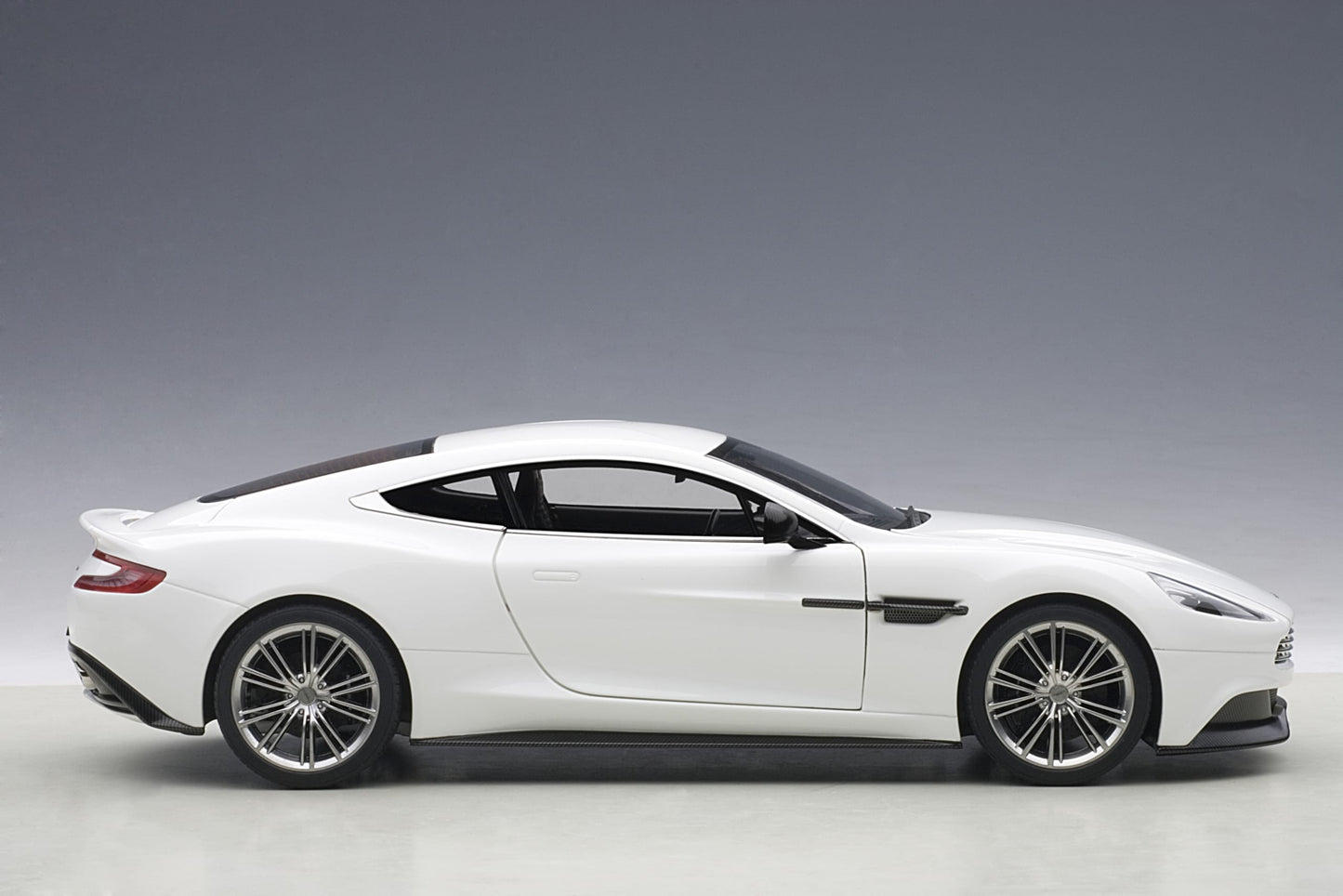 Aston Martin Vanquish – 2015 – Gloss Black – Autoart