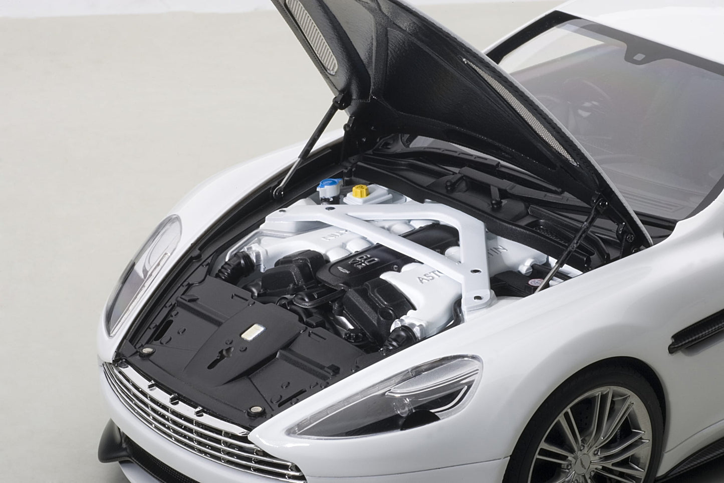 Aston Martin Vanquish – 2015 – Gloss Black – Autoart
