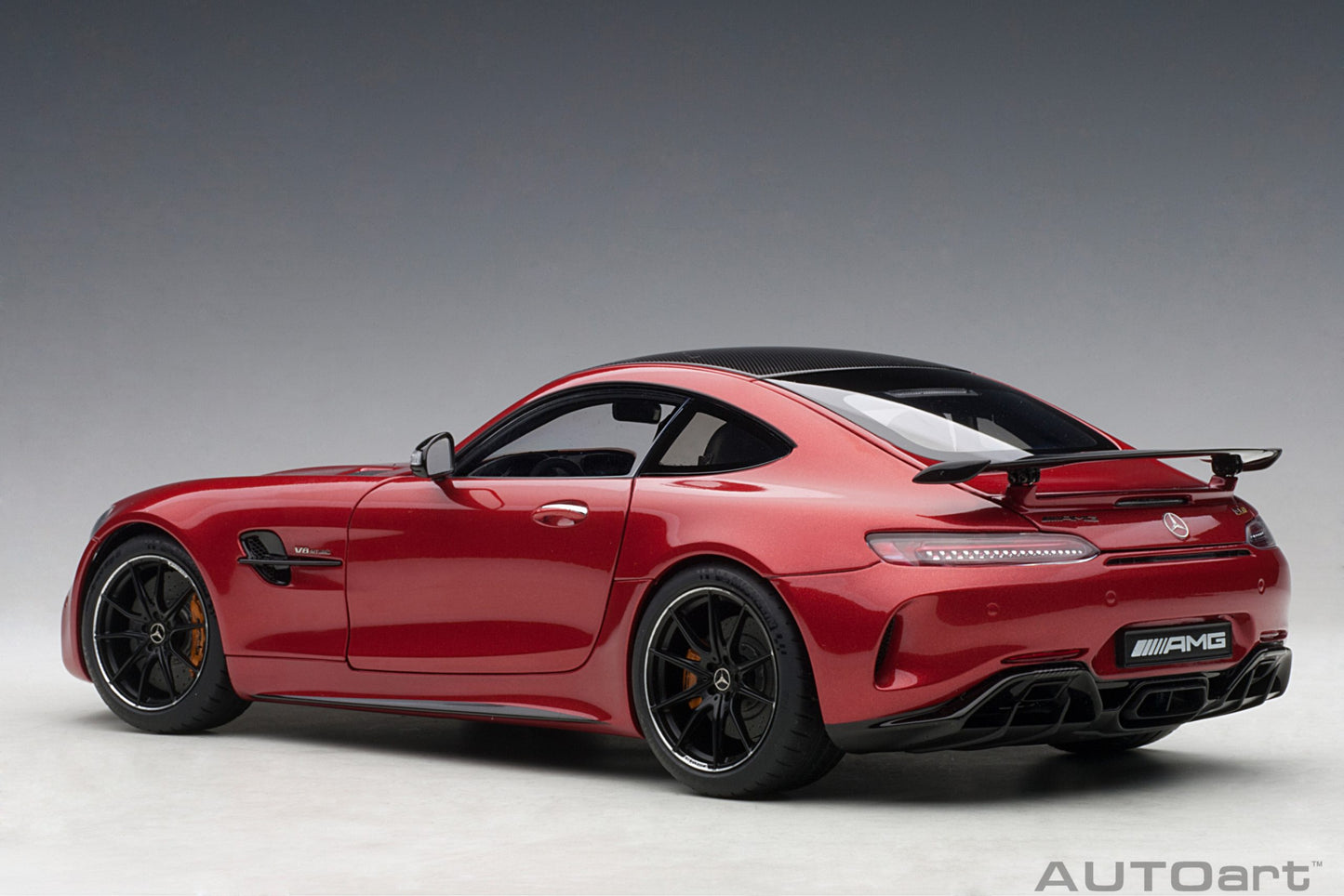 Mercedes‑AMG GT R – 2017 – Designo Cardinal Red Metallic – AUTOart