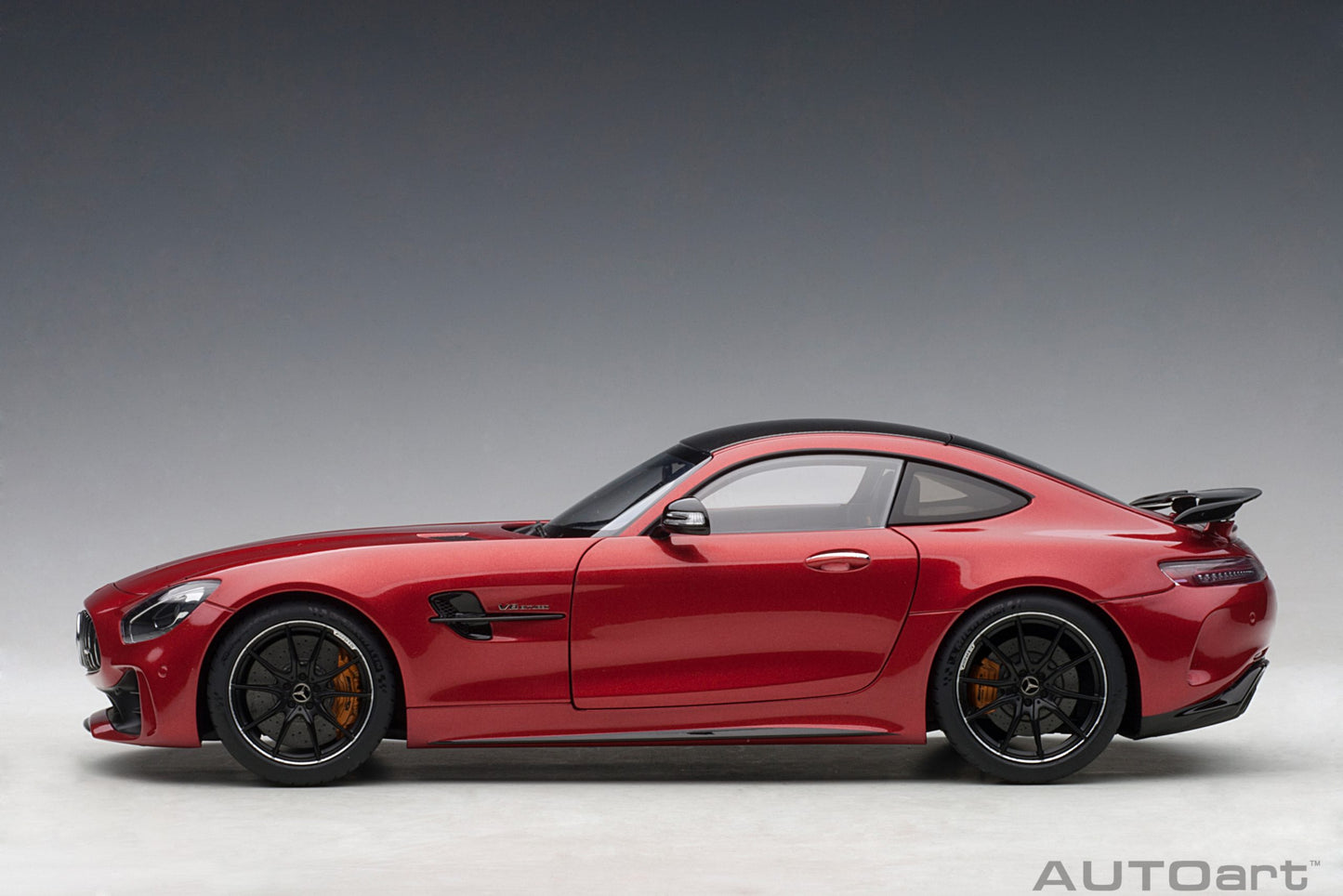 Mercedes‑AMG GT R – 2017 – Designo Cardinal Red Metallic – AUTOart