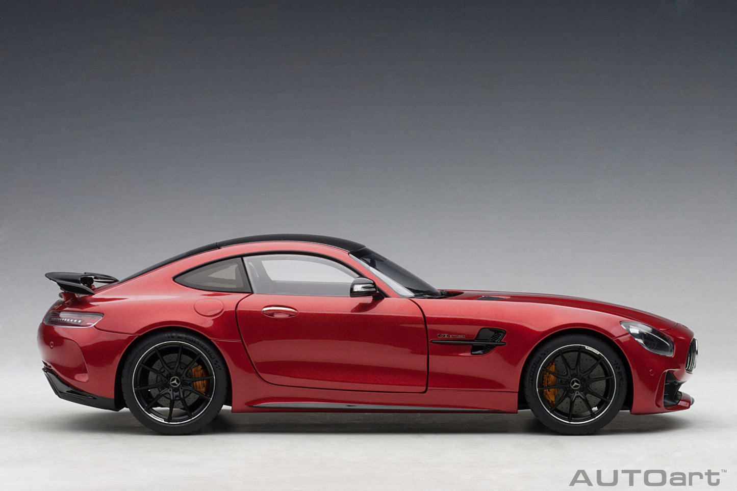 Mercedes‑AMG GT R – 2017 – Designo Cardinal Red Metallic – AUTOart