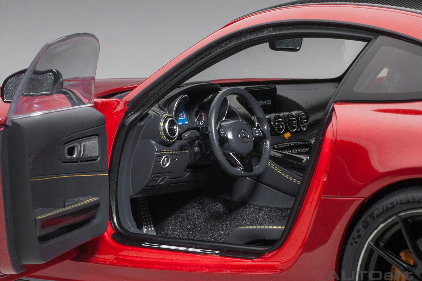 Mercedes‑AMG GT R – 2017 – Designo Cardinal Red Metallic – AUTOart