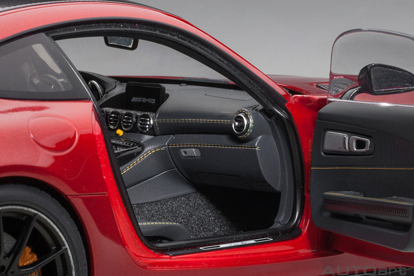 Mercedes‑AMG GT R – 2017 – Designo Cardinal Red Metallic – AUTOart
