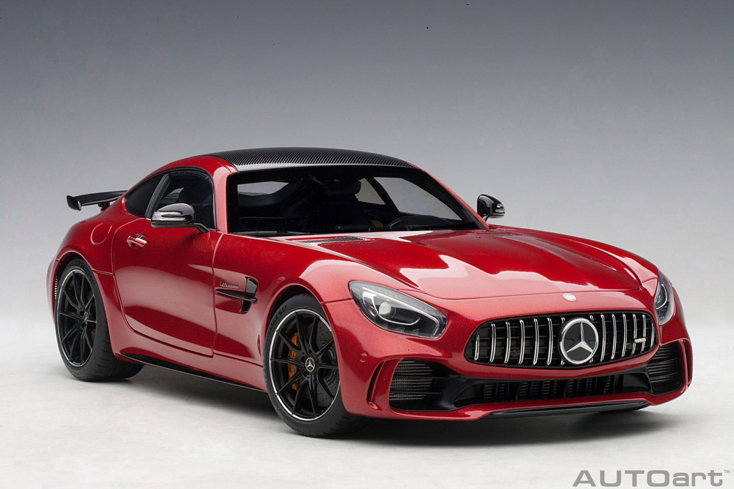 Mercedes‑AMG GT R – 2017 – Designo Cardinal Red Metallic – AUTOart