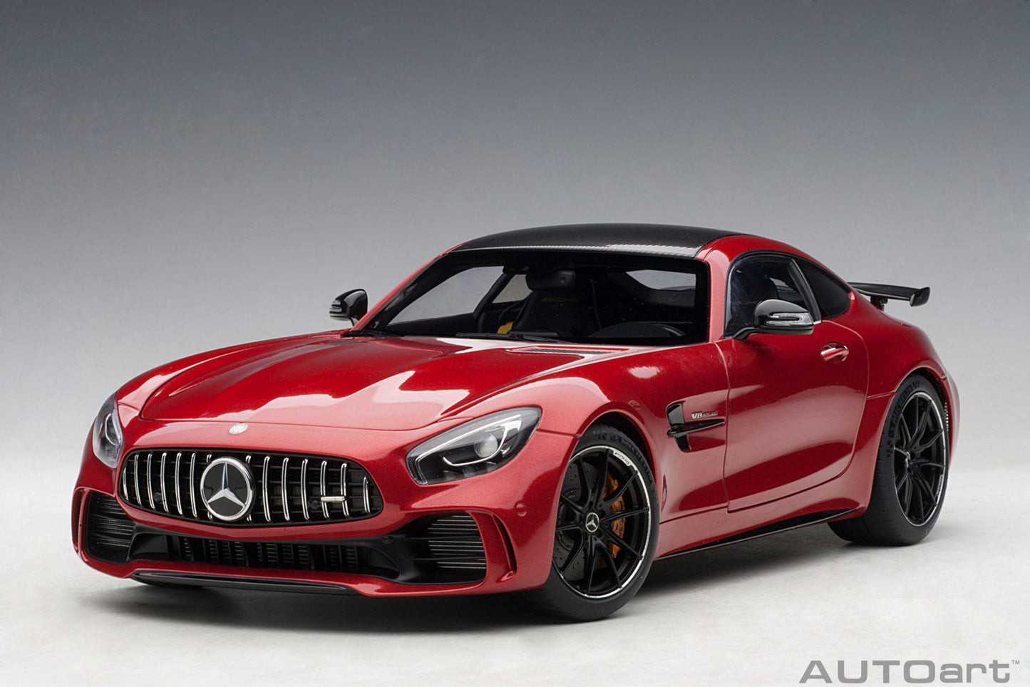 Mercedes‑AMG GT R – 2017 – Designo Cardinal Red Metallic – AUTOart