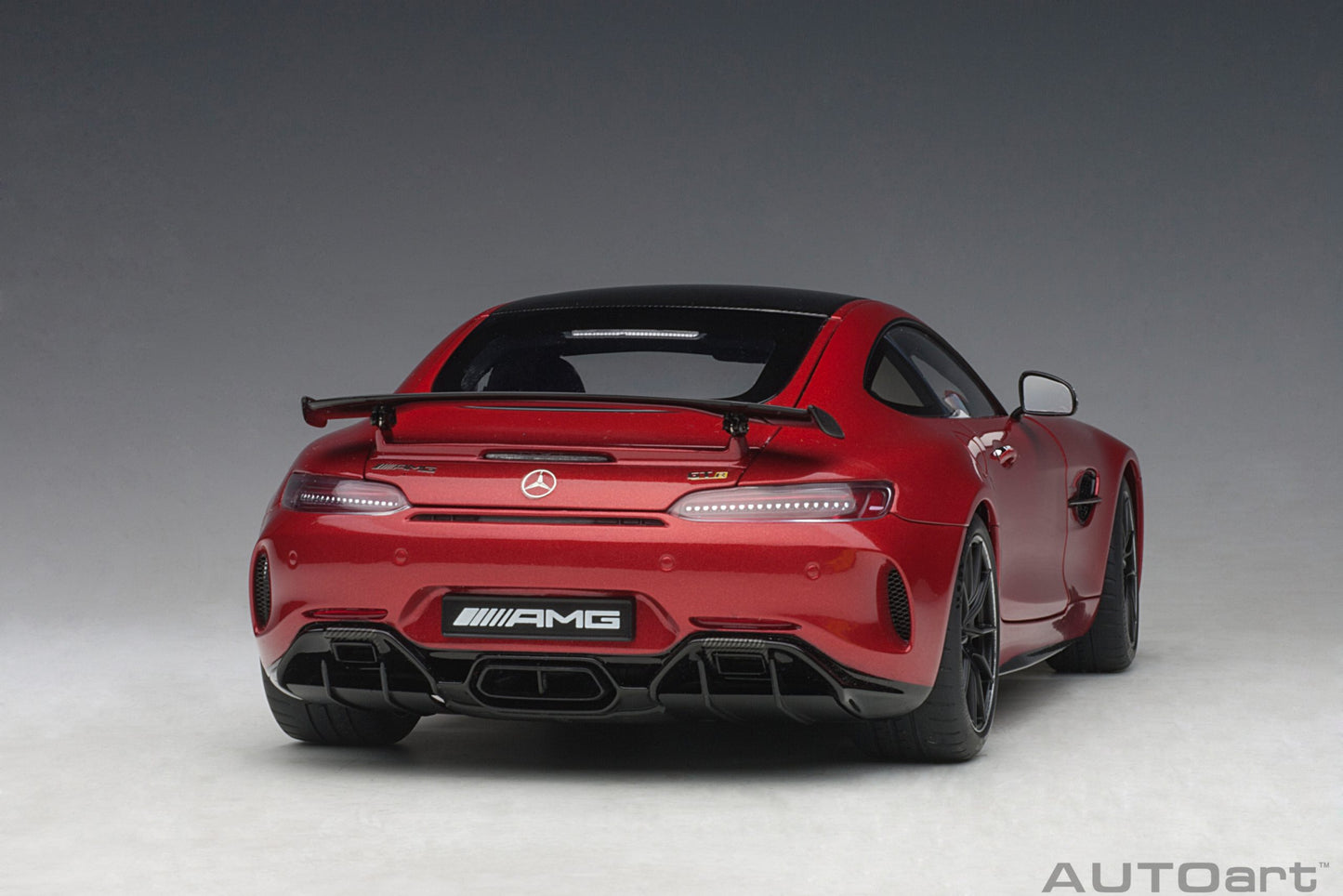 Mercedes‑AMG GT R – 2017 – Designo Cardinal Red Metallic – AUTOart