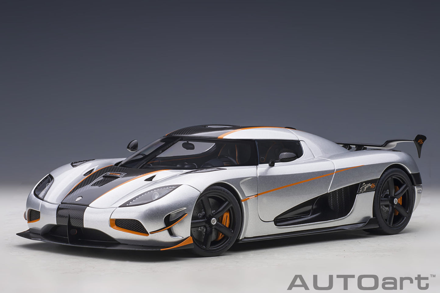 Koenigsegg Agera RS – 2015 – Moon Silver/Carbon s narandžastim akcentima – AUTOart