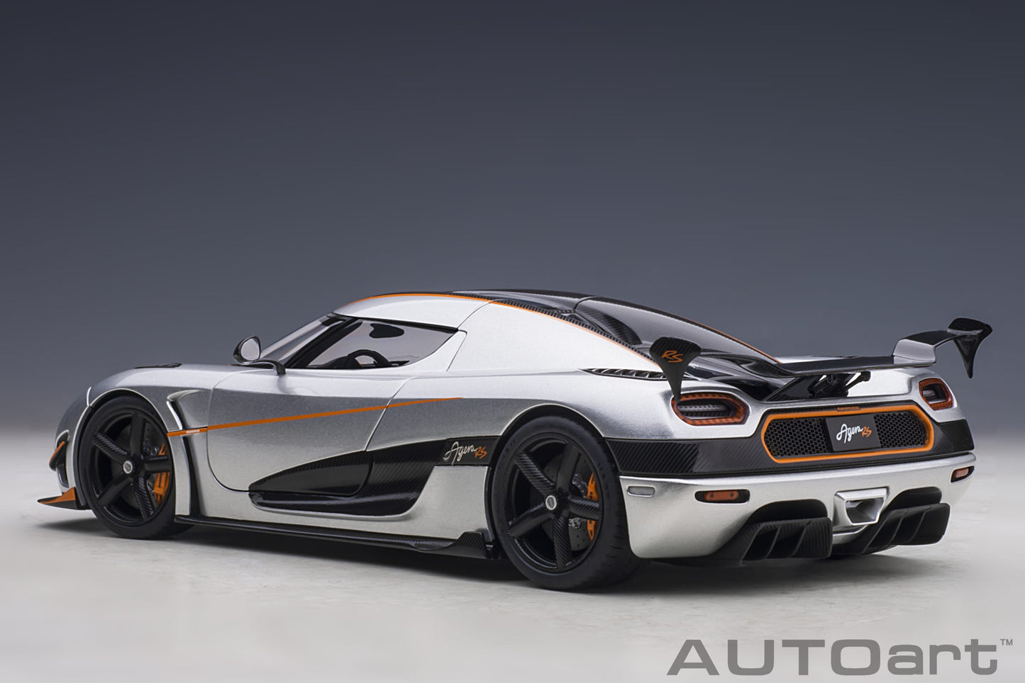 Koenigsegg Agera RS – 2015 – Moon Silver/Carbon s narandžastim akcentima – AUTOart