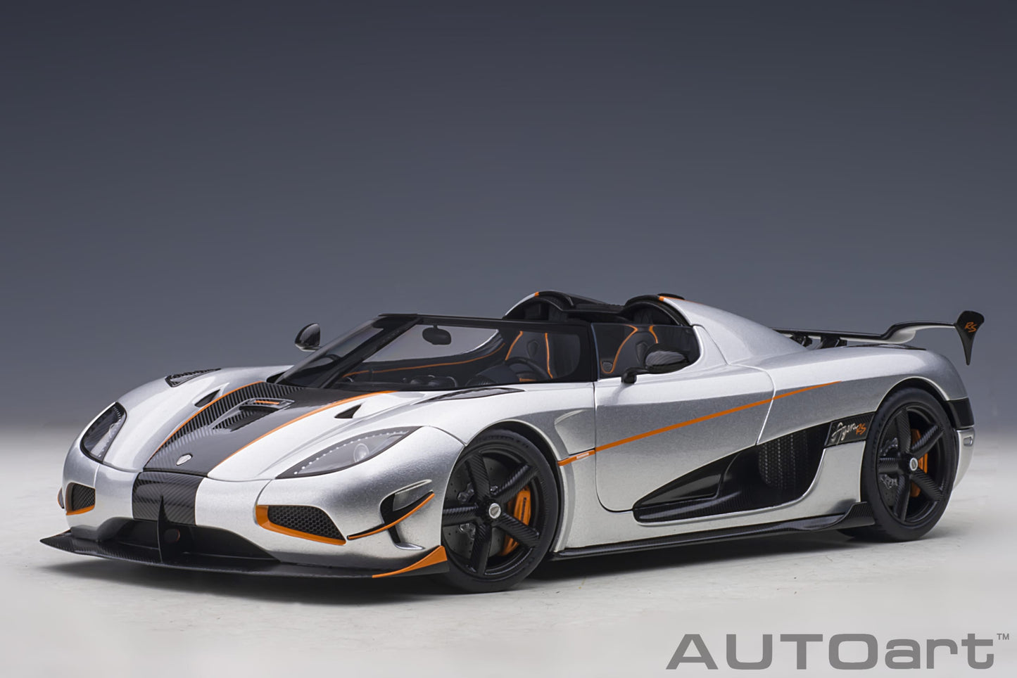 Koenigsegg Agera RS – 2015 – Moon Silver/Carbon s narandžastim akcentima – AUTOart