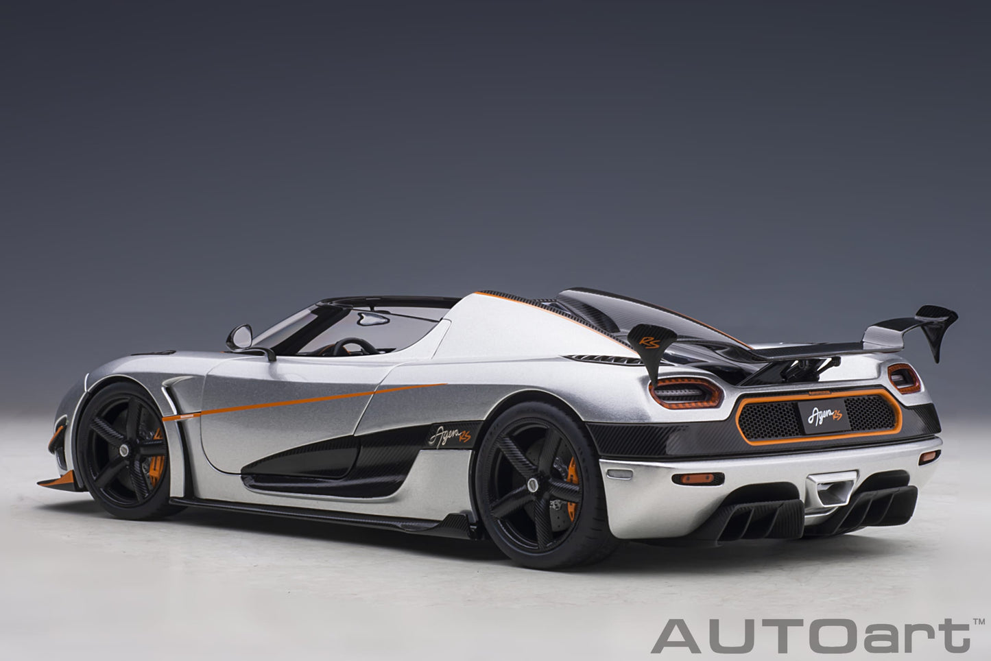 Koenigsegg Agera RS – 2015 – Moon Silver/Carbon s narandžastim akcentima – AUTOart