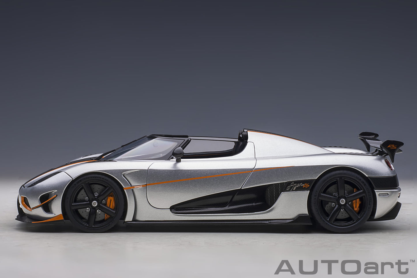 Koenigsegg Agera RS – 2015 – Moon Silver/Carbon s narandžastim akcentima – AUTOart