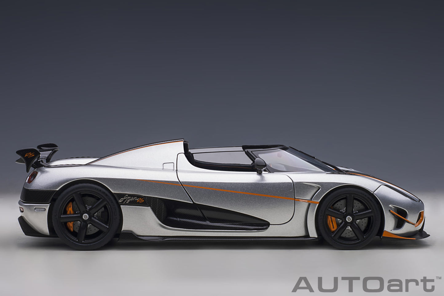 Koenigsegg Agera RS – 2015 – Moon Silver/Carbon s narandžastim akcentima – AUTOart