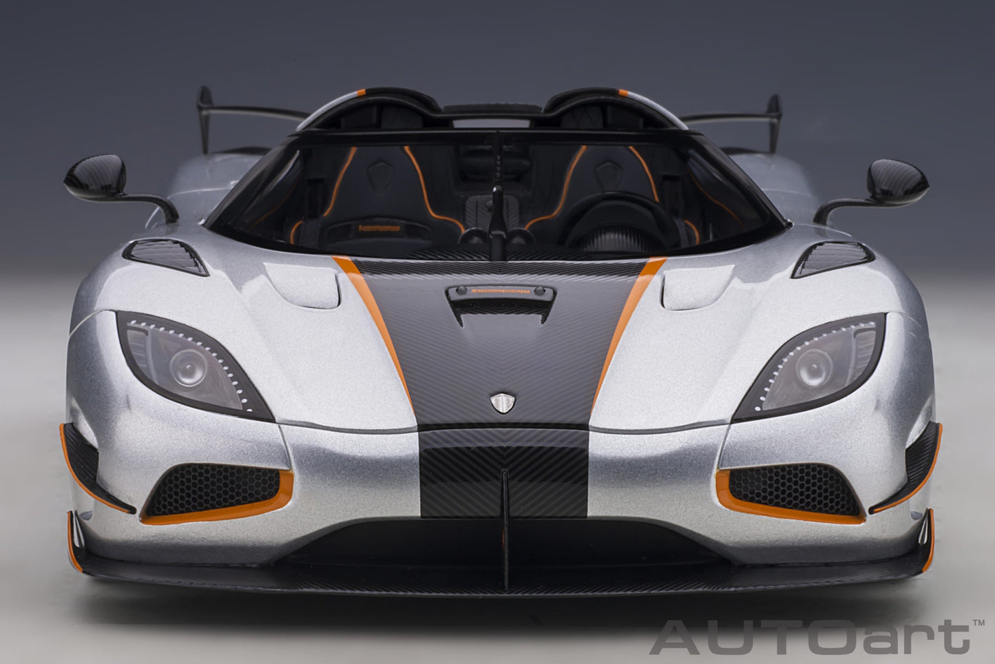 Koenigsegg Agera RS – 2015 – Moon Silver/Carbon s narandžastim akcentima – AUTOart