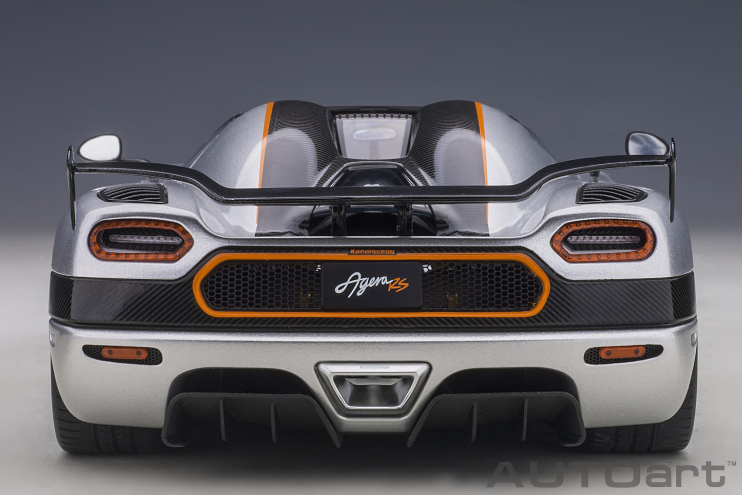 Koenigsegg Agera RS – 2015 – Moon Silver/Carbon s narandžastim akcentima – AUTOart