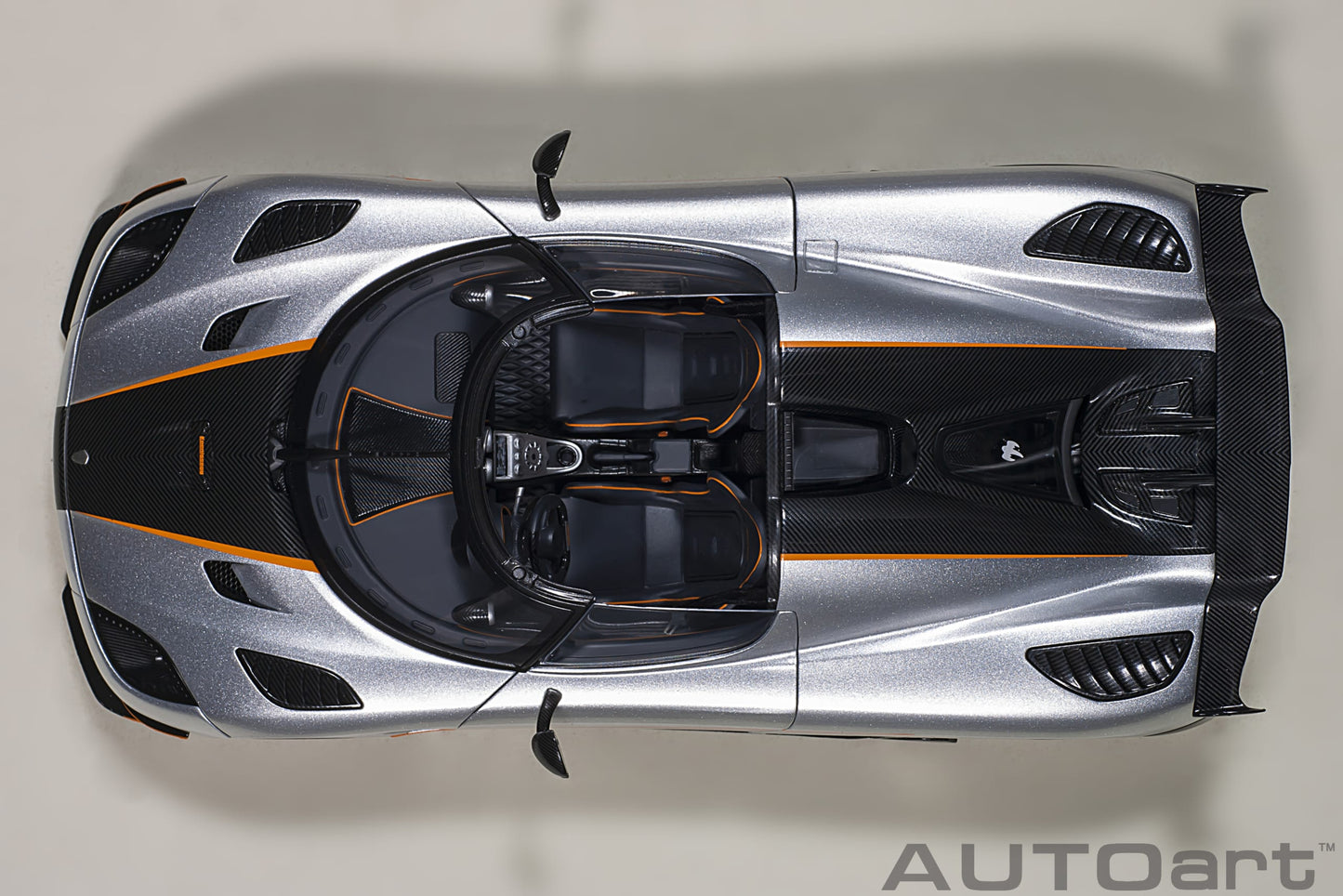 Koenigsegg Agera RS – 2015 – Moon Silver/Carbon s narandžastim akcentima – AUTOart