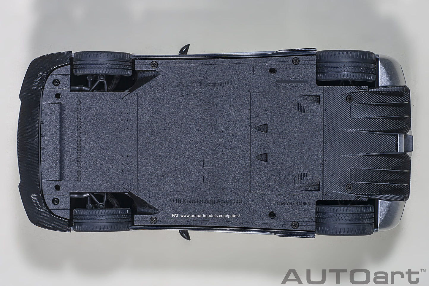 Koenigsegg Agera RS – 2015 – Moon Silver/Carbon s narandžastim akcentima – AUTOart