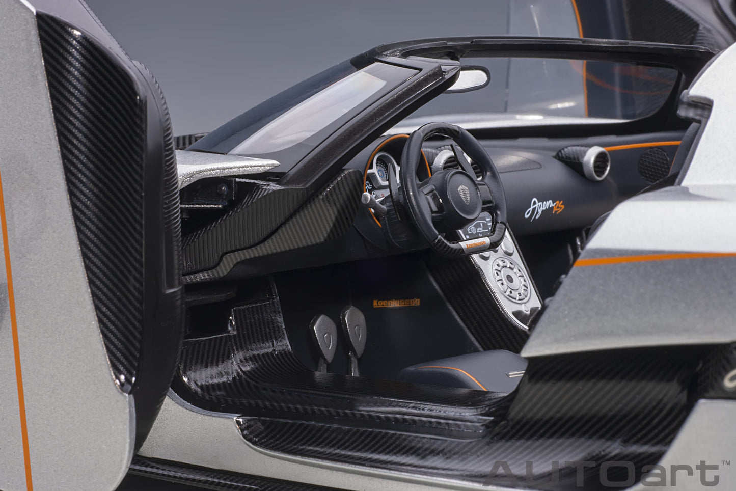 Koenigsegg Agera RS – 2015 – Moon Silver/Carbon s narandžastim akcentima – AUTOart