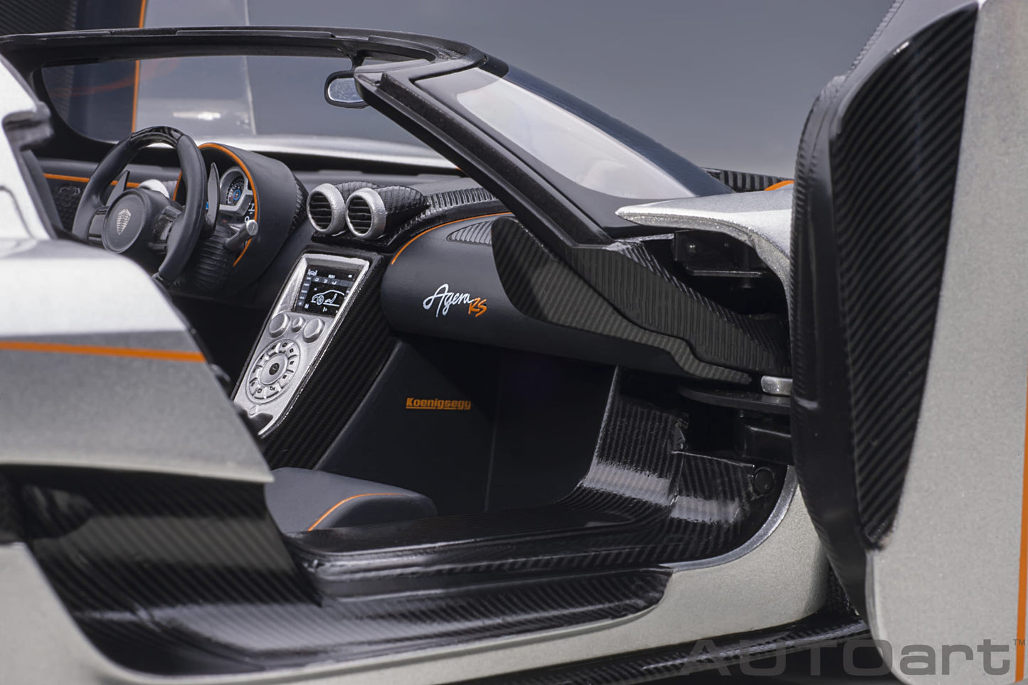Koenigsegg Agera RS – 2015 – Moon Silver/Carbon s narandžastim akcentima – AUTOart