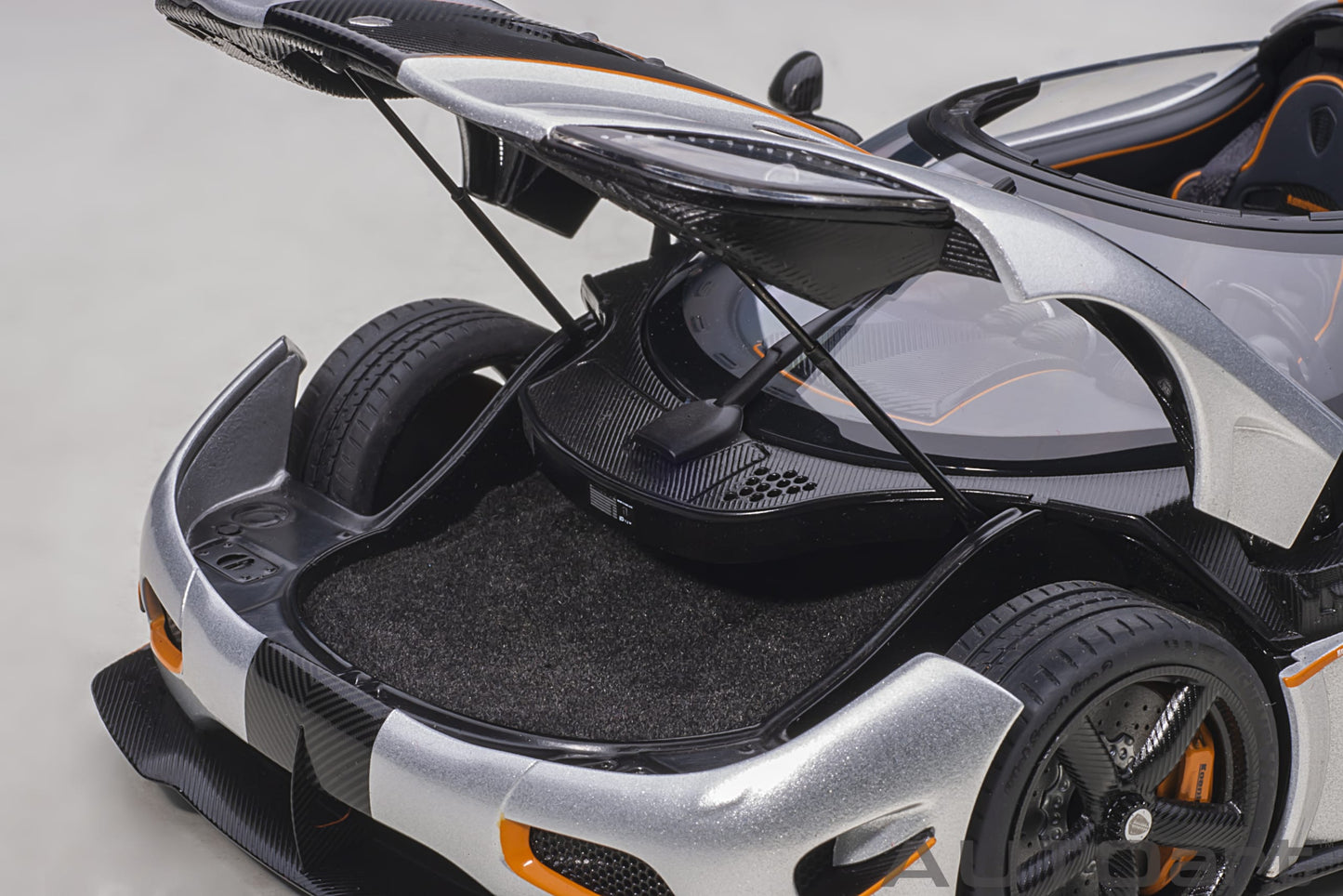 Koenigsegg Agera RS – 2015 – Moon Silver/Carbon s narandžastim akcentima – AUTOart
